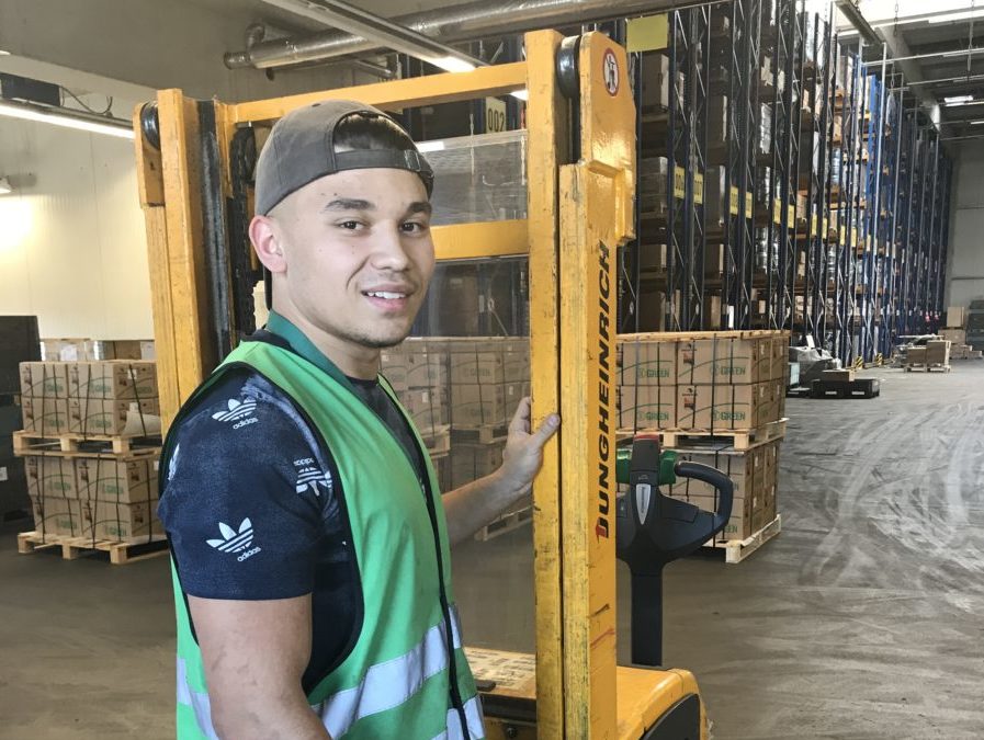 dennis-azubi-lagerist-warehouse