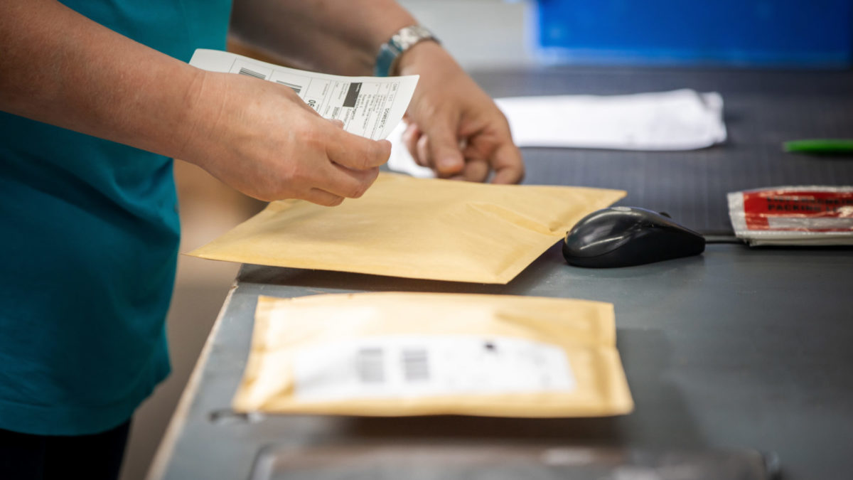 Verpacken Warenpost Ecommerce Loesung Etikettierung Auftragsabwicklung Versand Logistik Lager
