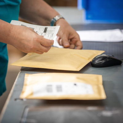 Verpacken Warenpost Ecommerce Loesung Etikettierung Auftragsabwicklung Versand Logistik Lager