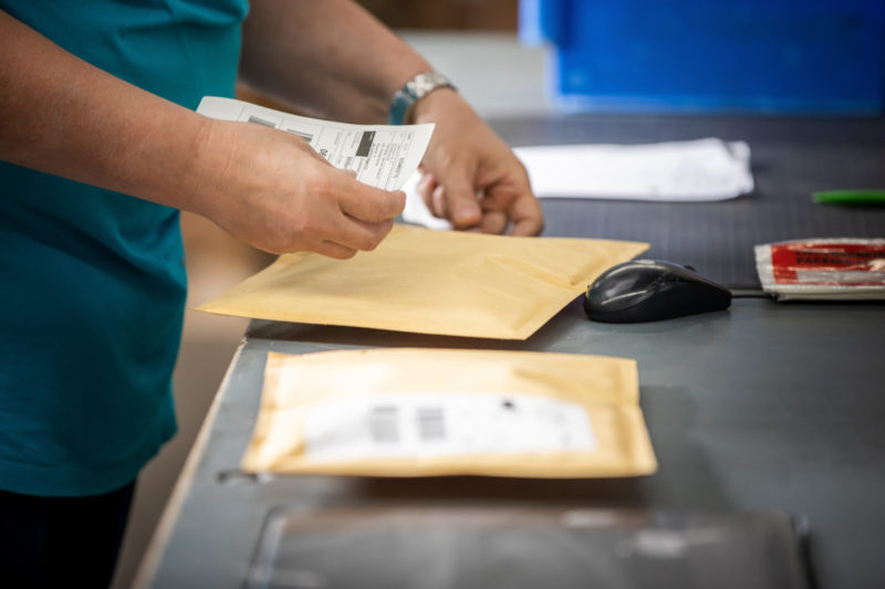 Verpacken Warenpost Ecommerce Loesung Etikettierung Auftragsabwicklung Versand Logistik Lager