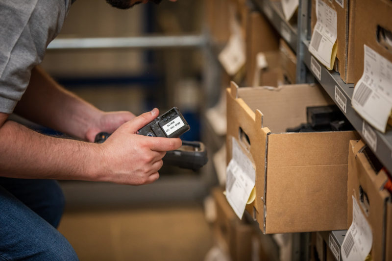 Kommissionierung Ersatzteile Lager Versand Fertig Transport Bestellabwicklung Verpackung Logistik