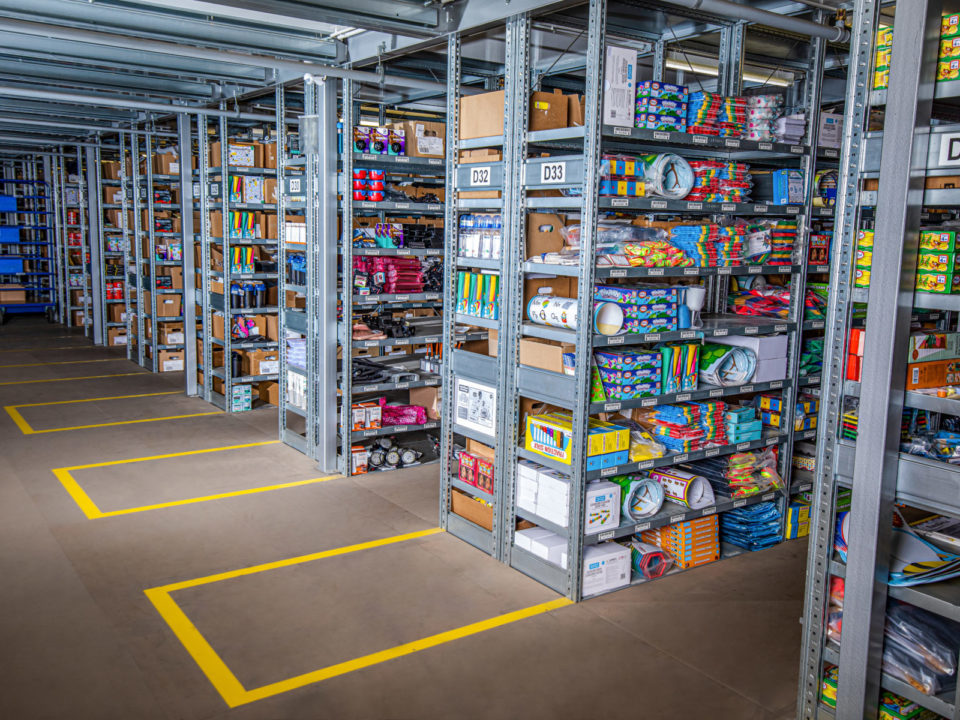 Lager Kleinteilelager Warehousing Bestellabwicklung Ecommerce Lagerplatz Kommissionierung Paketsendungen Regalsystem