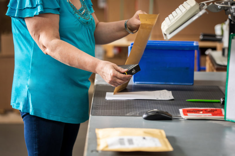 Verpacken Warenpost Versand Verpackung Label Ecommerce Bestellprozess Post Abholung